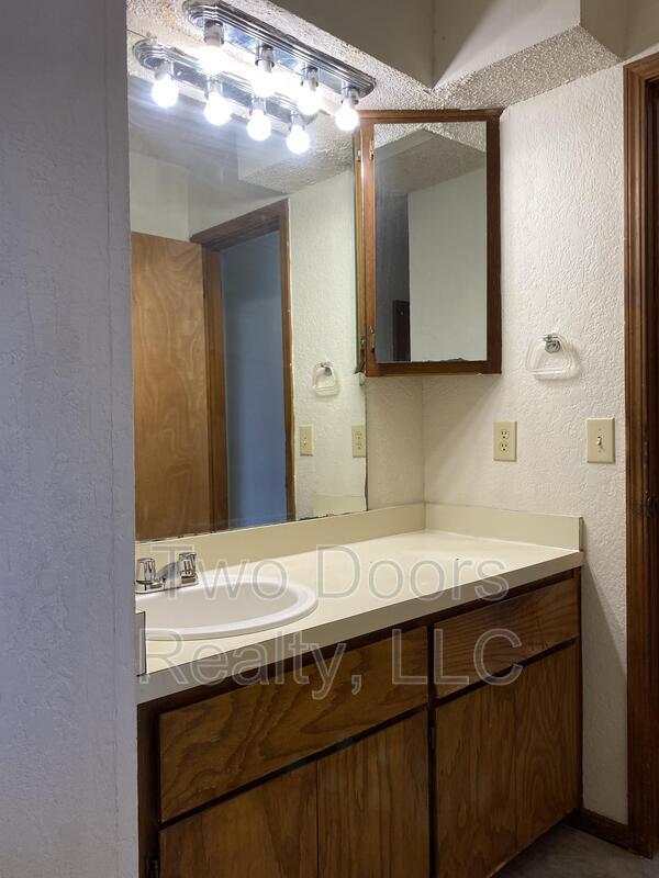 Building Photo - 2820 SE 55th St