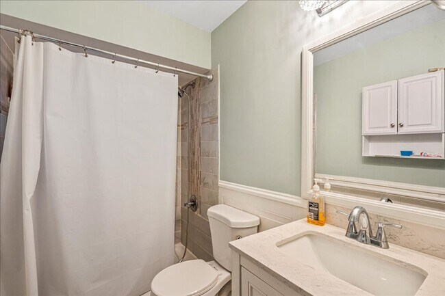 Building Photo - Fully Updated / Renovated  - Apartment