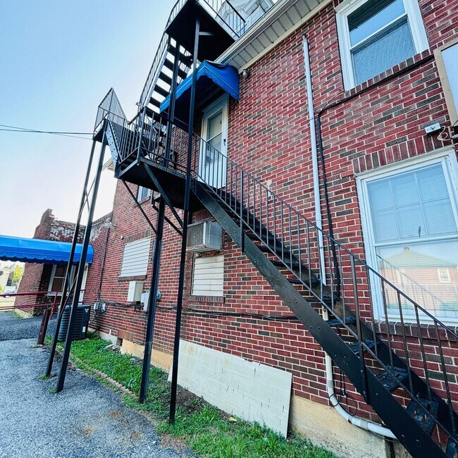 Building Photo - 559 E Broad St