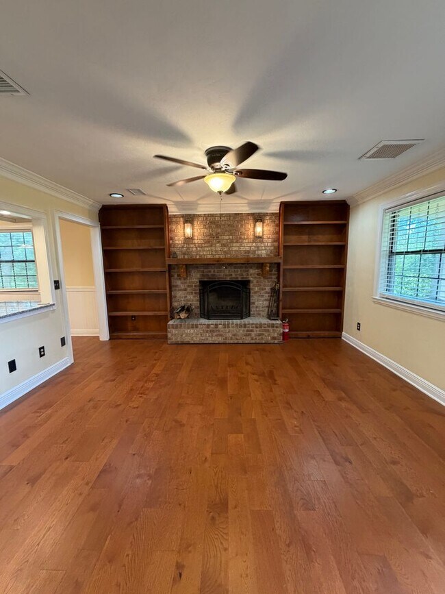 Building Photo - 8509 Little Scenic Ln