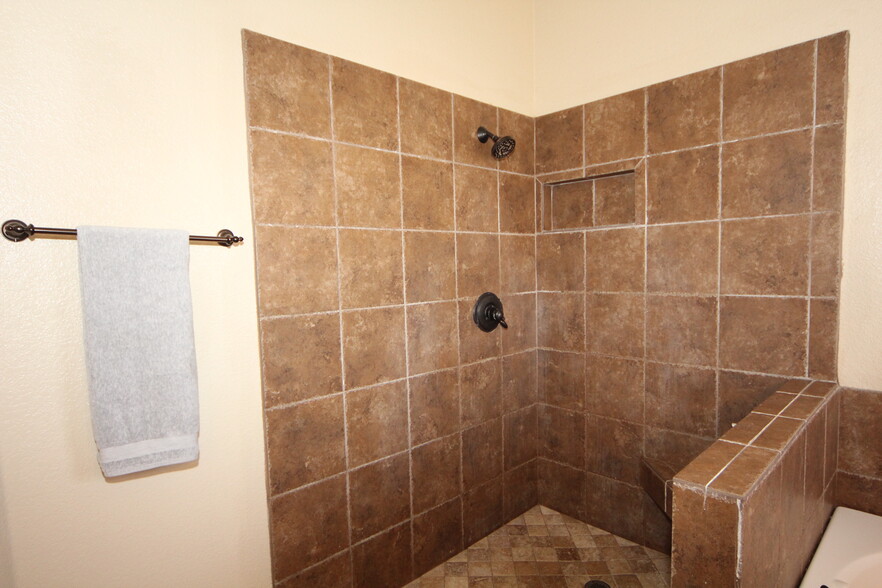 Primary Bathroom - 7444 Forestdale Ct