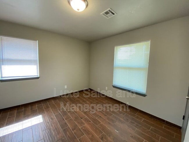 Building Photo - 910 Oak Hill Rd