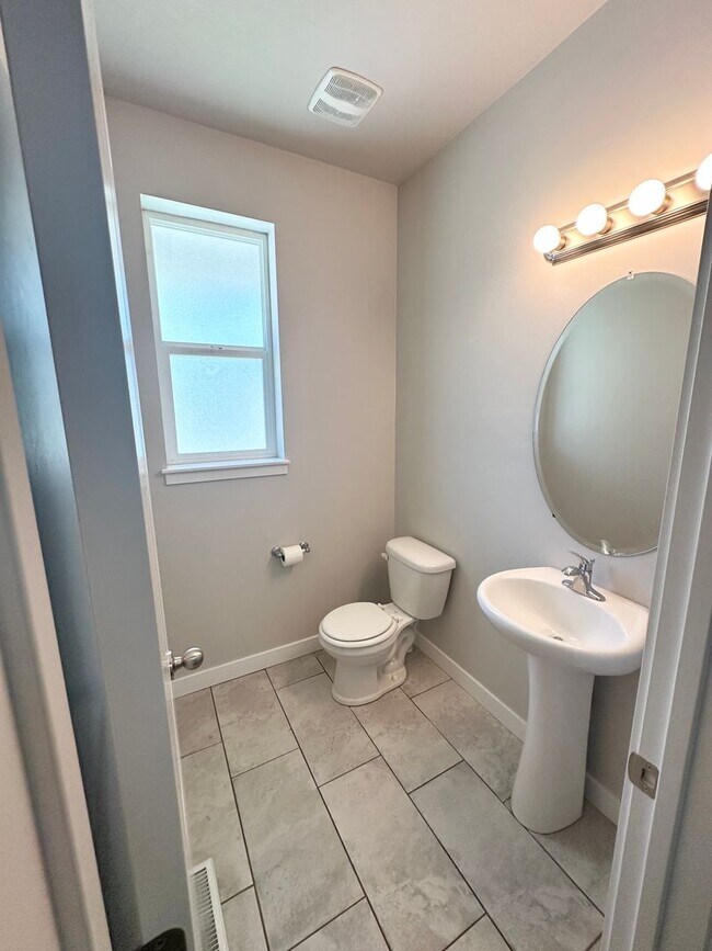 Building Photo - 4 bedroom/4 bathroom Home in Bluffdale