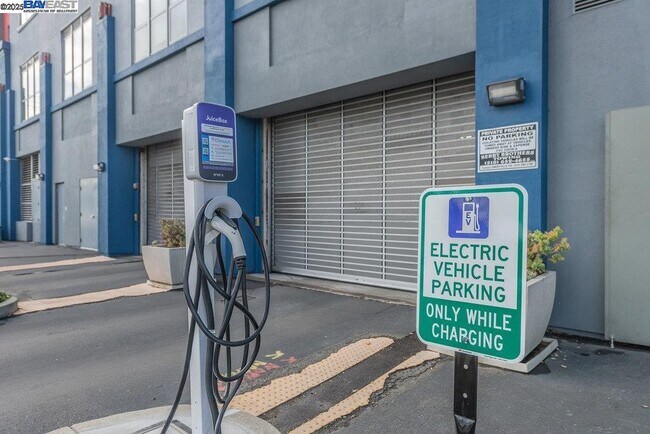 Building Photo - 1001 46th St