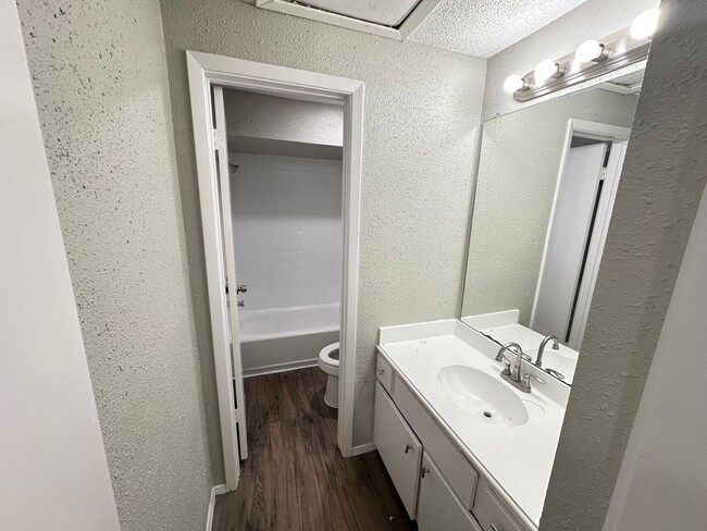 Building Photo - Gorgeous 4bd 2ba on Mature Lot in Prime Lo...