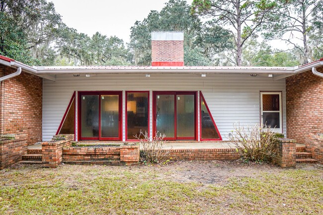 Building Photo - Tucked Away Three Bedroom Home