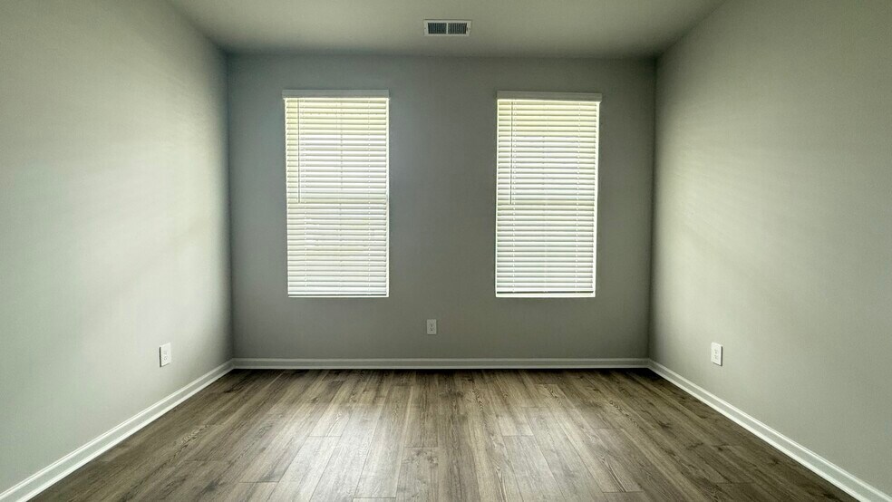 Building Photo - 2042 Live Oak Dr