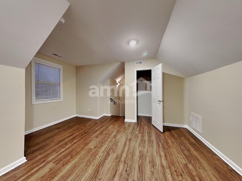 Building Photo - 1009 Loch Lomond Cir