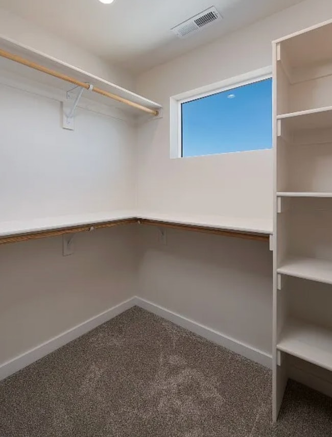 Building Photo - 3 bed/2.5 bathroom Townhouse