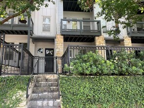 Building Photo - **DEAL!! Get $500 off your move-in costs! Valid for new leases with a start date on or before Dec...