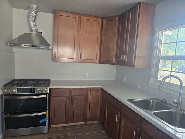 Building Photo - Singe House in garden Grove for Lease