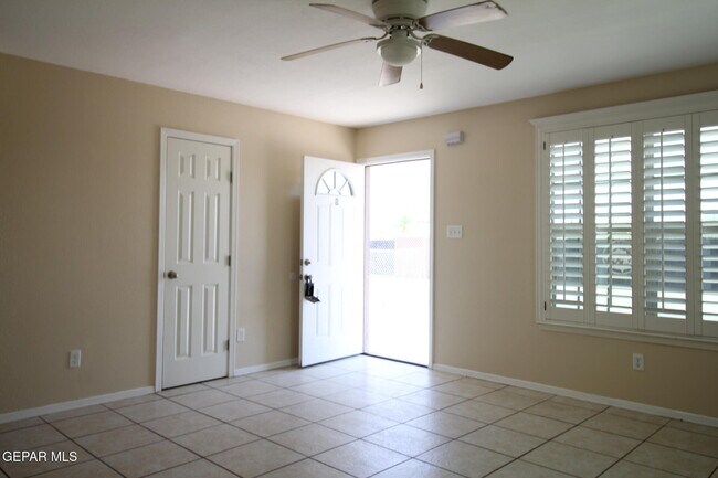 Building Photo - 9145 Begonia Pl