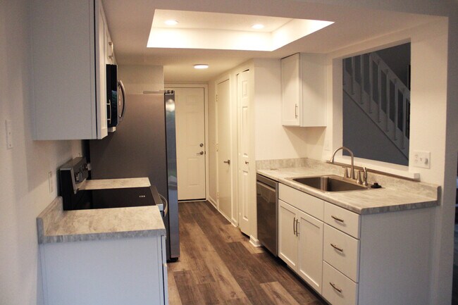Building Photo - 6135 Sawmill Woods Dr