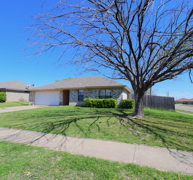 Primary Photo - Lovely 3 bedroom 2 bathroom 2 car garage h...