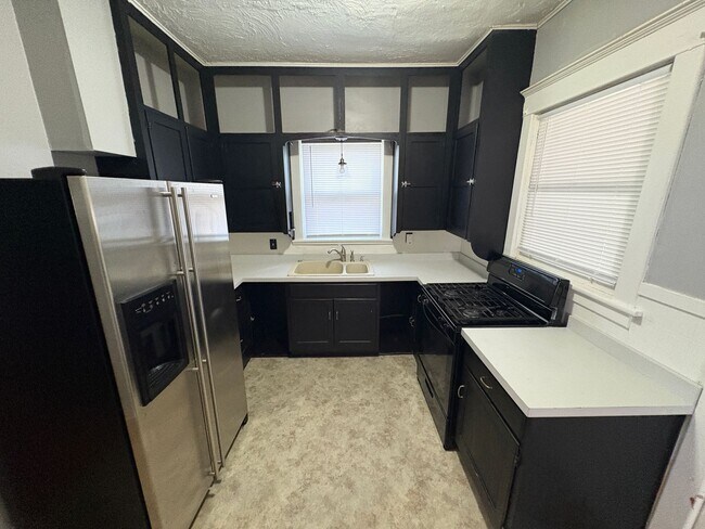 Building Photo - Charming 3-Bed Home with Spacious Layout &...