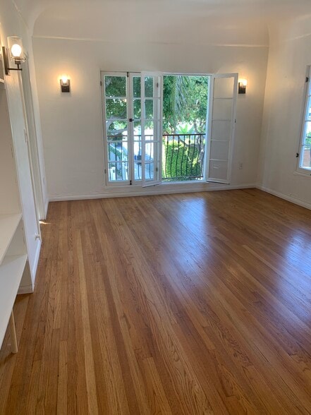 Building Photo - 802 N Sweetzer Ave