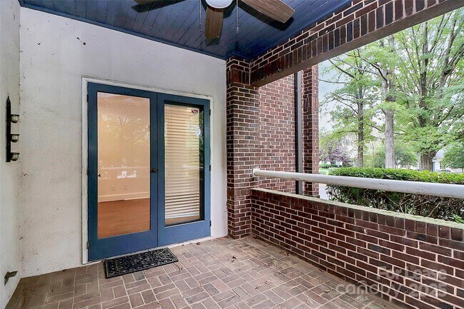 Building Photo - 2220 Roswell Ave