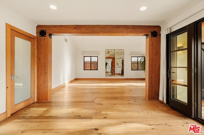 Building Photo - 826 N Kilkea Dr