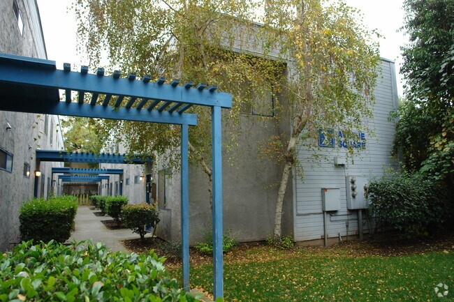 Building Photo - 649 W 2nd Ave