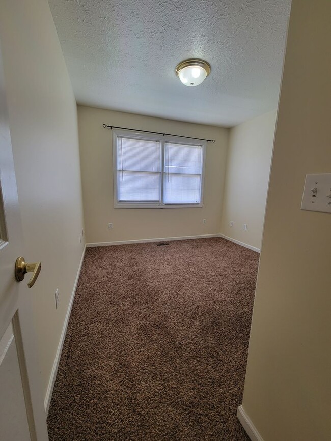 Building Photo - 3 bedroom, 2.5 bath Townhome - Available 0...