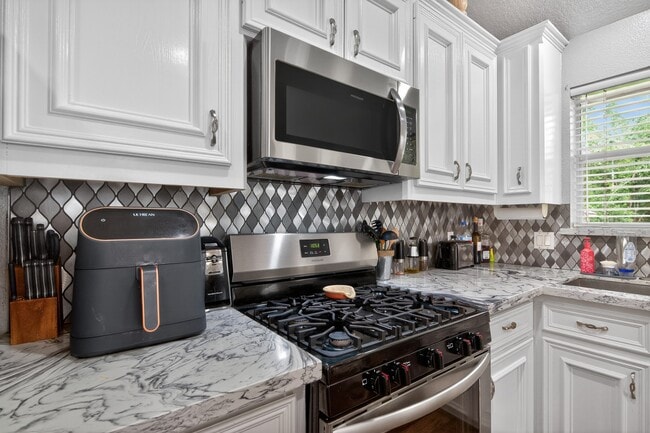 Building Photo - 1017 Pin Oak Dr