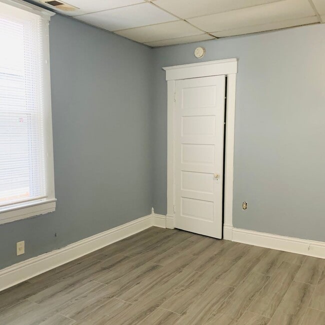 Building Photo - Beautifully Updated 2 Bedroom, 1 Bathroom Home