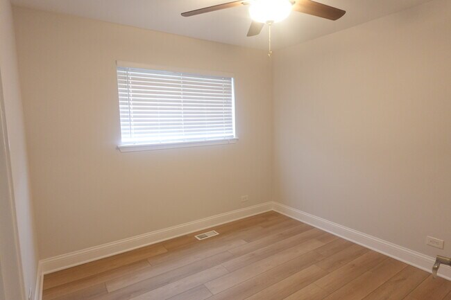 Building Photo - 337 S Arrowhead Ct