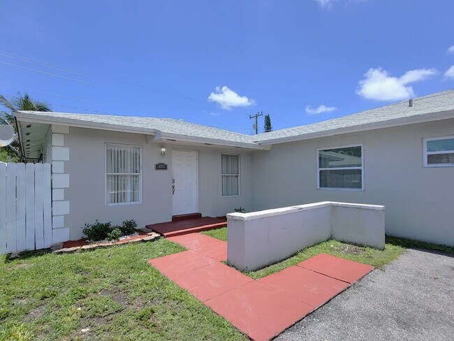 Building Photo - 18725 SW 100th Ave