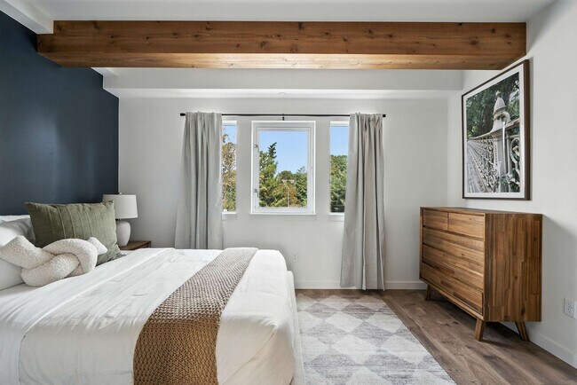 Building Photo - 925 NE 23rd Ave