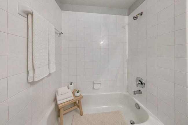 Building Photo - Charming 3-Bed, 2-Bath Home in Dallas with Garage Parking