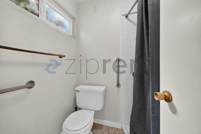 Building Photo - 13333 Rollin Glen Rd