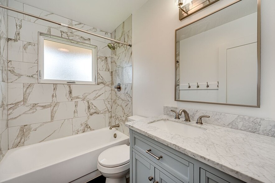 Building Photo - 634 NE 19th Ave