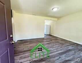 Building Photo - Charming and Updated Townhome in the Heart...