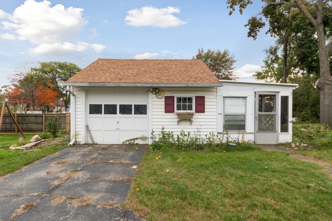 Building Photo - 629 St Clair Ave