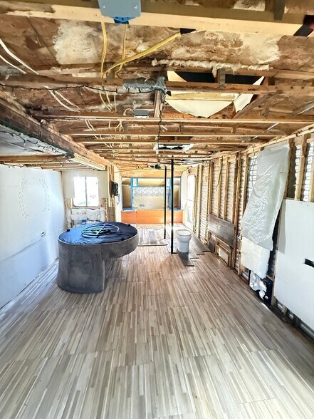 Building Photo - 622 N Beach St