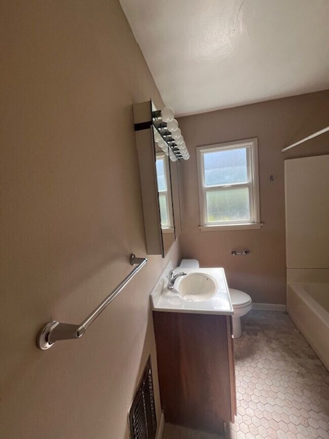 Building Photo - 1241-1243 Fredericks St