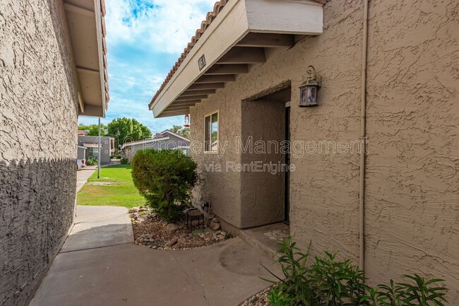 Building Photo - 405 E Linda Ln