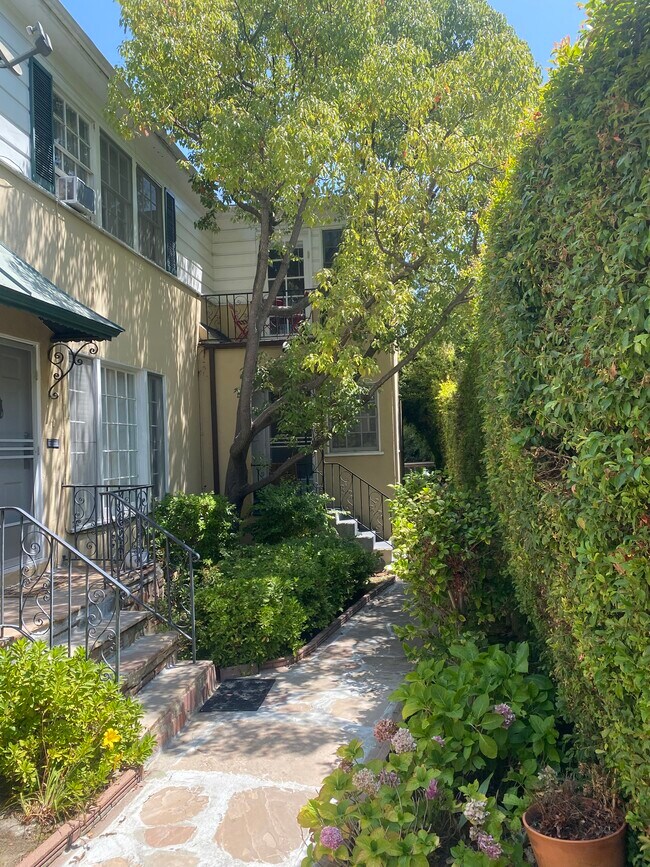 Building Photo - 1532 S Beverly Dr