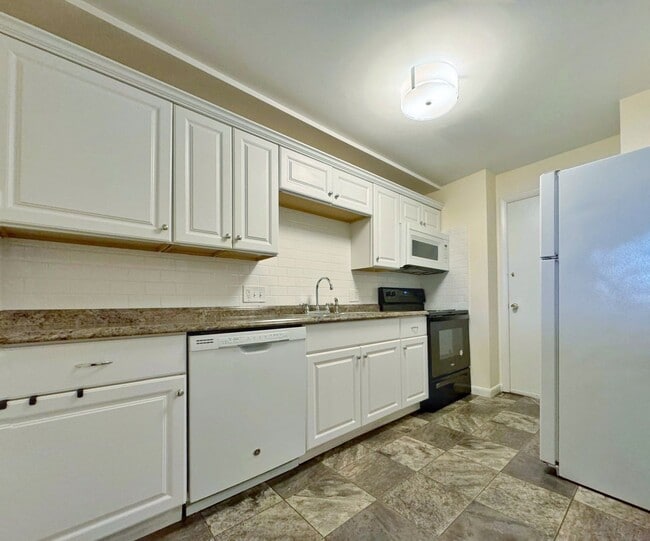 Building Photo - Luxury 2 bed condo includes Heat, hot wate...