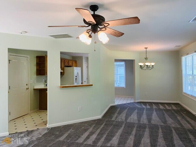 Building Photo - 752 Reeves Lake Dr SW