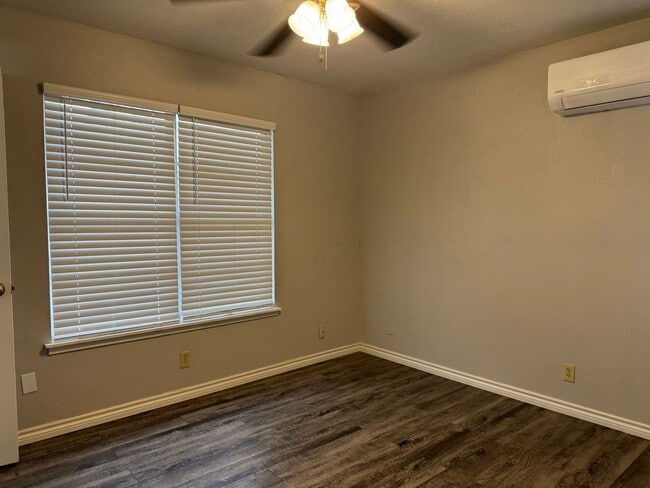 Building Photo - 245 Northview Dr