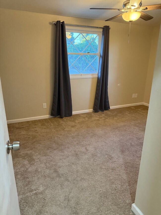 Building Photo - Updated 3BR/2BA home w/yard and garage in ...