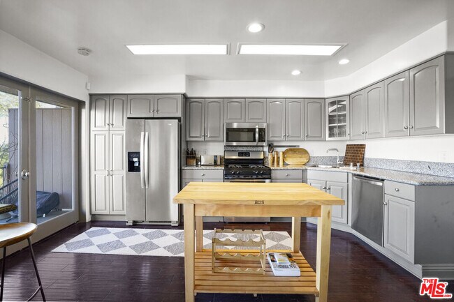 Building Photo - 1850 San Jacinto St