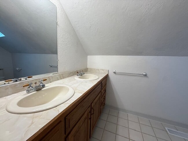 Building Photo - WEST END! 3 bed/ 2 bath