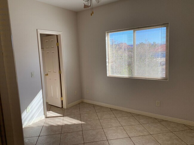 Building Photo - Beautiful 4 Bedroom 2 Bathroom Home