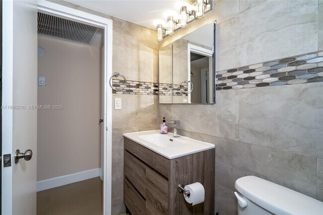 Building Photo - 2030 S Ocean Dr