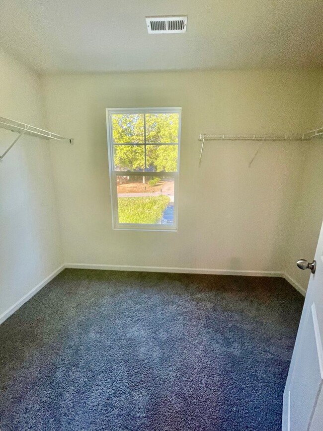 Building Photo - Welcome to this stunning 3-bedroom, 2.5-ba...