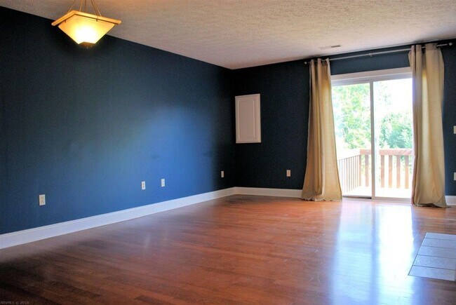 Building Photo - 2 Bedroom 2 Bath Townhouse