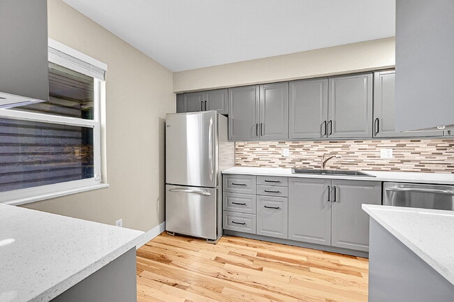 Building Photo - $2,500.00, 2-bed, 2.5 bath located in Denver.