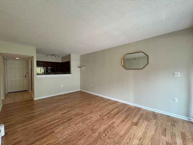 Building Photo - Sun-filled 1 Bed 1 Bath With Sunroom In Ea...